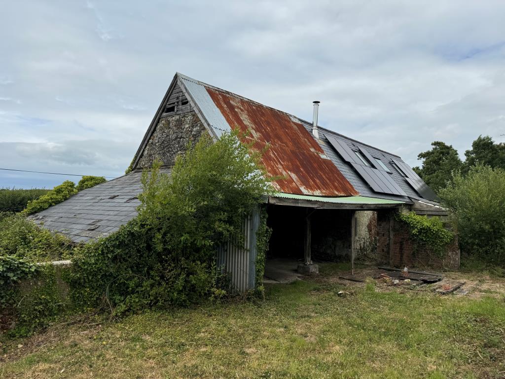 Lot: 49 - TWO FREEHOLD BARNS WITH CONSENT FOR RESIDENTIAL CONVERSION - The roadside barn